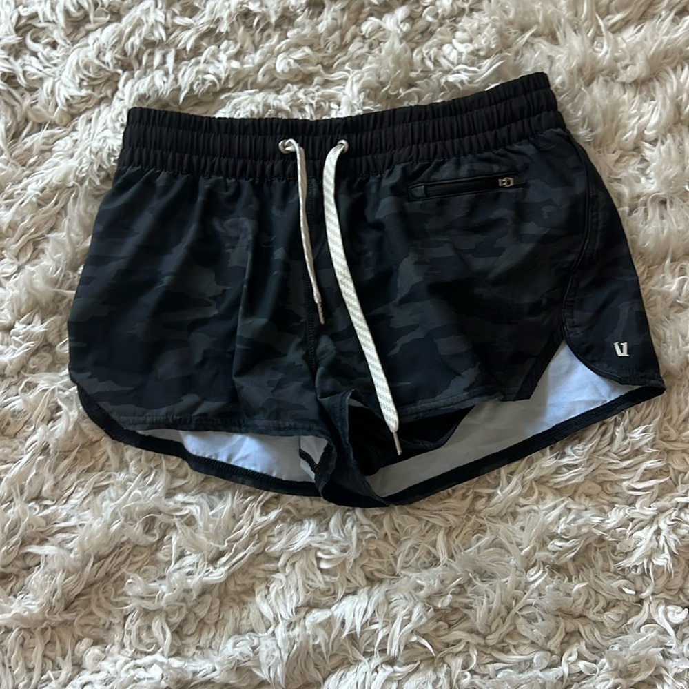 Vuori clementine 2.0 black cameo shorts